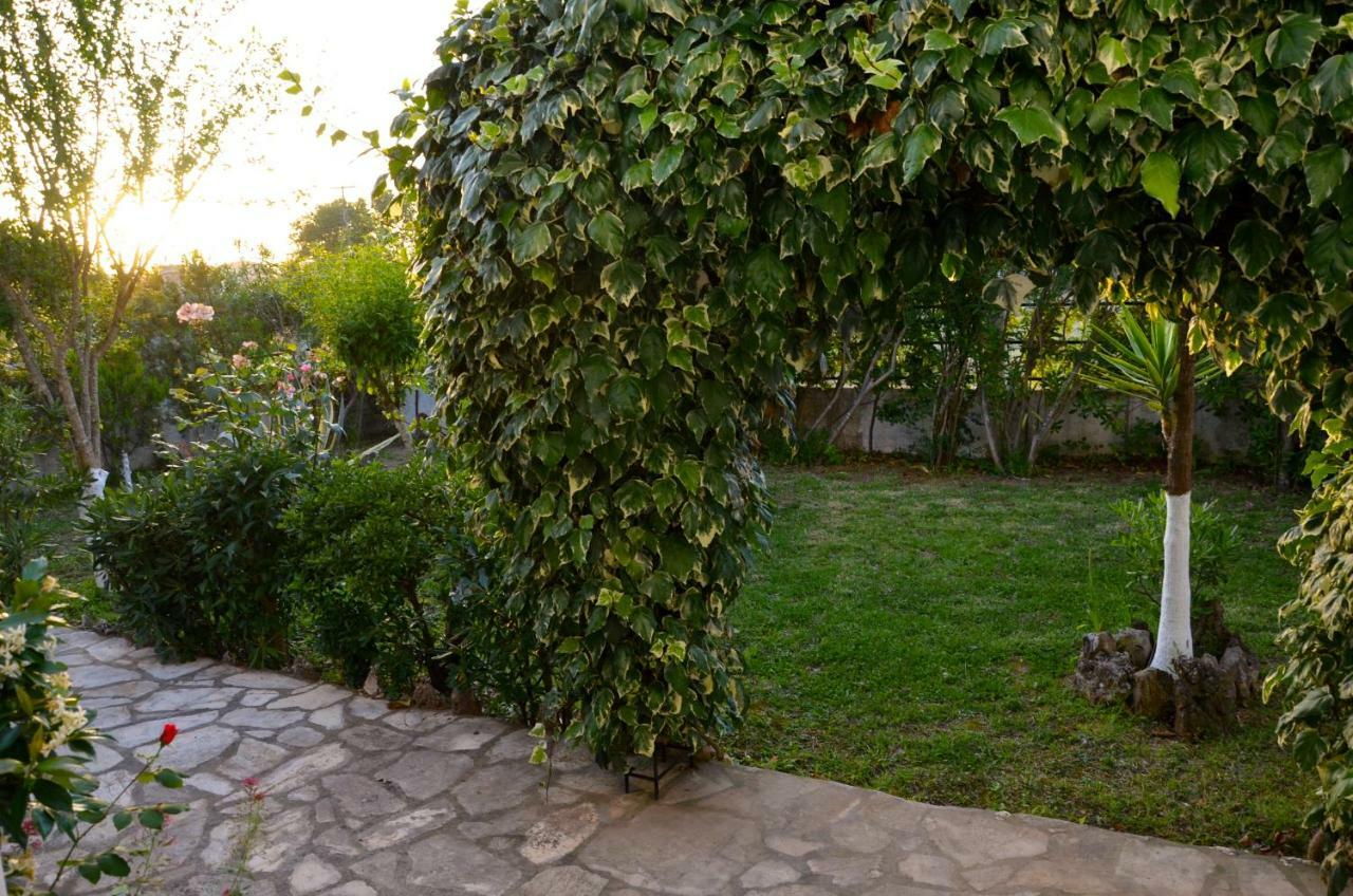 Kostas' Garden Apartment Рода Екстериор снимка