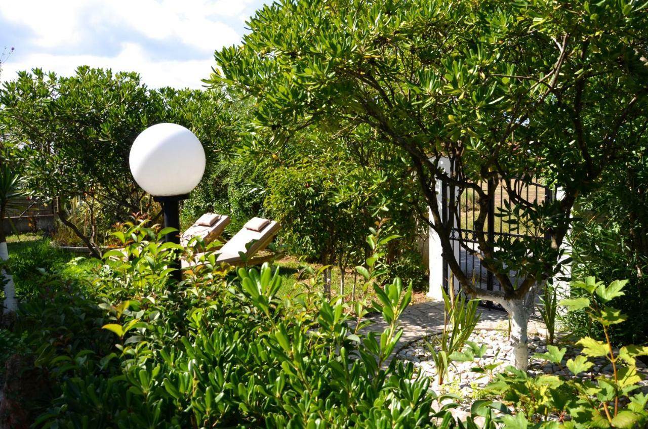 Kostas' Garden Apartment Рода Екстериор снимка