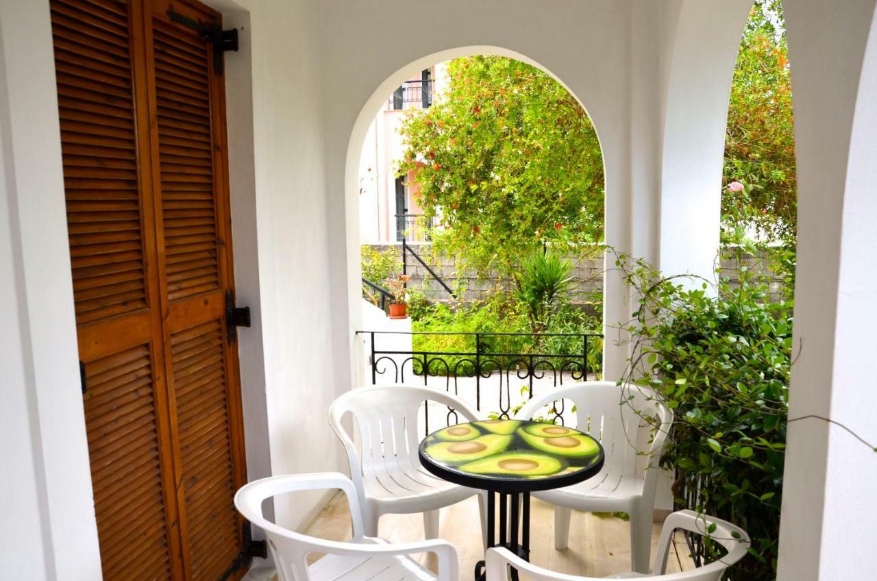 Kostas' Garden Apartment Рода Екстериор снимка