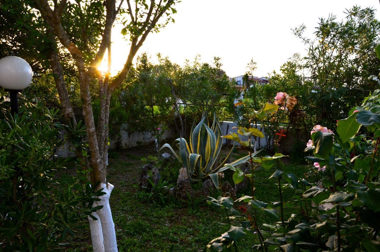 Kostas' Garden Apartment Рода Екстериор снимка