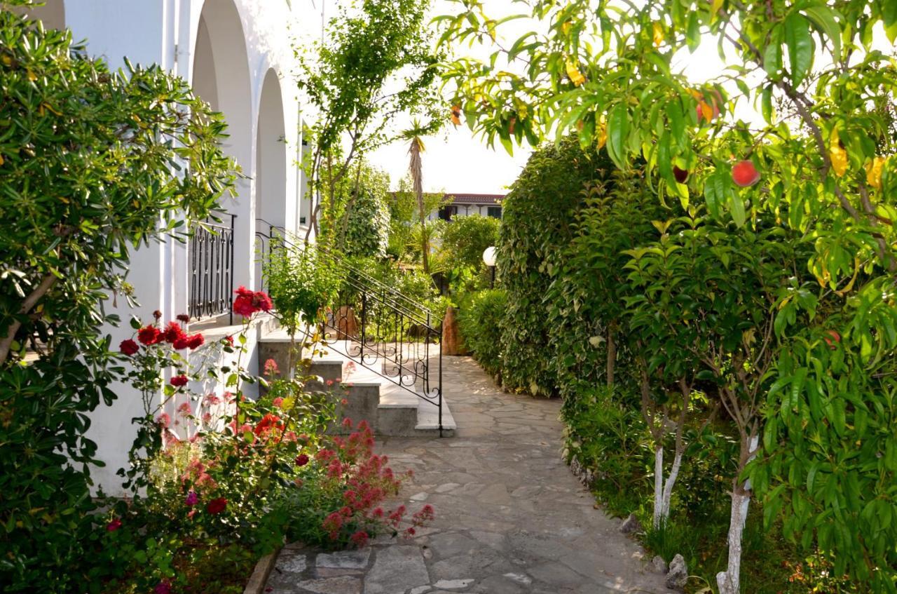 Kostas' Garden Apartment Рода Екстериор снимка